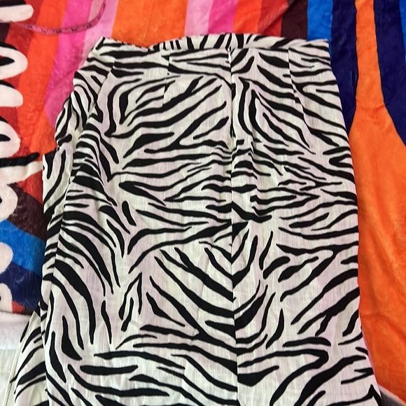 Black and white Zara high split skirt, size Medium - Picture 6 of 7